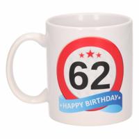 62 jaar Verjaardag koffiemok - cadeau beker - stopbord print - 300 ml - keramiek - wit