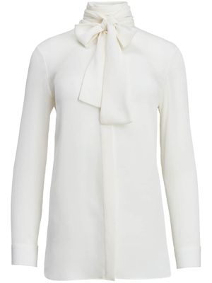 KHAITE blouse en soie Tash à détail de foulard - Blanc