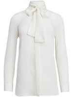 KHAITE blouse en soie Tash à détail de foulard - Blanc