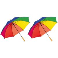 Regenboog kleuren paraplu - 2x stuks - met metalen steel - houten handvat - dia 103 cm