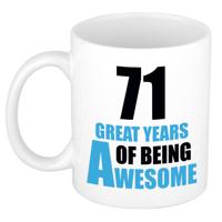 Verjaardag 71 jaar Koffiemok Cadeau - Great years of being awesome - wit/blauw