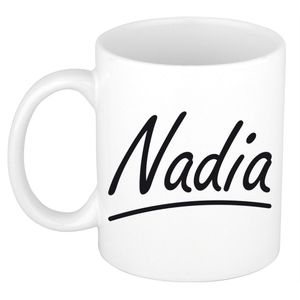 Naam cadeau mok / beker Nadia met sierlijke letters 300 ml   -