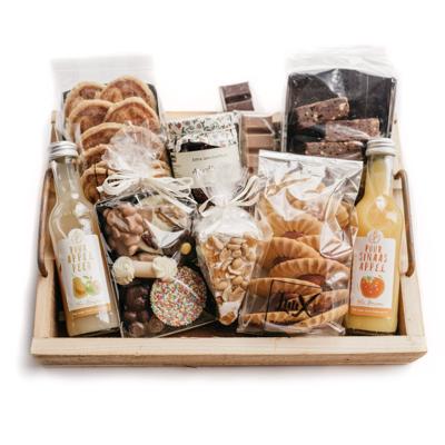 Houten tray groot met chocolade, koekjes en sapjes