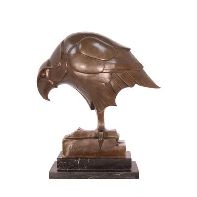 A BRONZE SCULPTURE OF AN EAGLE