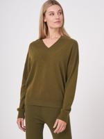 Cashmere trui met diepe geribde V-hals