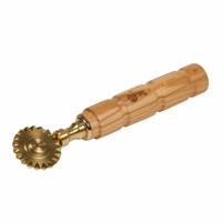 Messing pasta snijder met een enkel tandblad met een diameter van 38 mm. Handvat van olijfhout