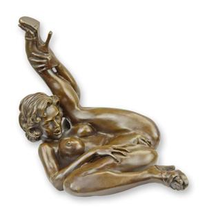 AN EROTIC BRONZE SCULPTURE OF A FEMALE NUDE