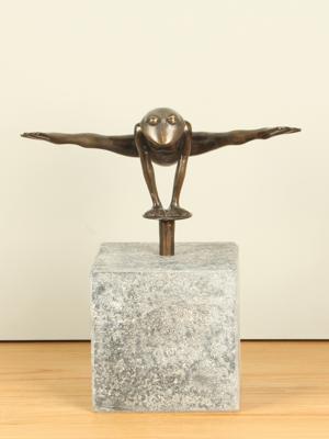 Bronzen kikker jump zwevend boven een sokkel