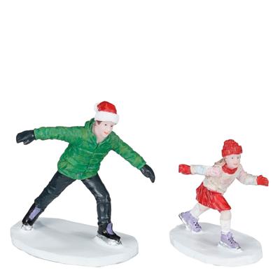 Ice skating man and girl 2 pieces l5,5xw3,5xh6 cm - Luville