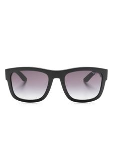 Prada Linea Rossa lunettes de soleil carrées à logo embossé - Noir