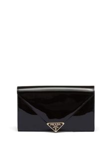 Prada pochette en cuir verni à design enveloppe - Noir