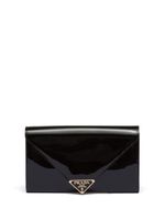 Prada pochette en cuir verni à design enveloppe - Noir