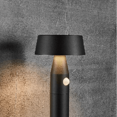 Staande zwarte tuinlamp met ingebouwd zonnepaneel en PIR sensor Nordlux &apos;Nama 90&apos;