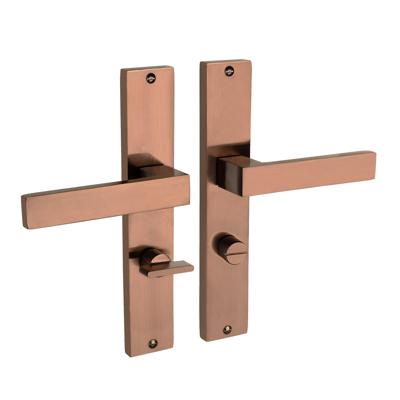 Mooi Deurbeslag Lusso geveerd op schild wc 63/8 mat brons