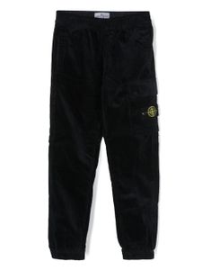 Stone Island Junior pantalon en velours côtelé à patch logo - Bleu