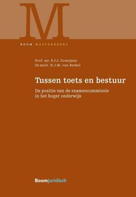 Tussen toets en bestuur (Hardback)