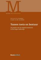 Tussen toets en bestuur (Hardback)