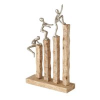 Sculptuur klimmend naar de top