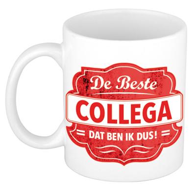 De beste collega dat ben ik dus - cadeau koffiemok - beker - wit met rood embleem - 300 ml De beste collega dat ben ik dus - cadeau koffiemok - beker - wit met rood embleem - 300 ml