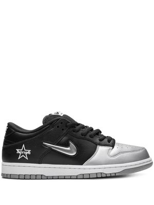 Nike x Supreme baskets SB Dunk Low - Argent