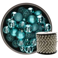 Kunststof kerstballen 37x stuks turquoise blauw 6 cm en kralenslinger zilver - thumbnail