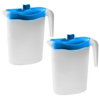 2x Smalle kunststof koelkast schenkkannen 1,5 liter met blauw deksel - Schenkkannen