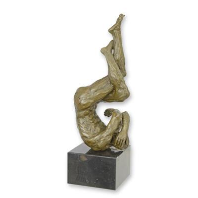 A MODERNIST BRONZE SCULPTURE OF A MALE NUDE