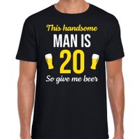 Verjaardag cadeau t-shirt 20 jaar - this handsome man is 20 give beer zwart voor heren