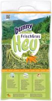Bunny Nature vers gras hooi met wortel