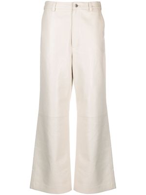 Nanushka pantalon en cuir Vidia à coupe droite - Tons neutres