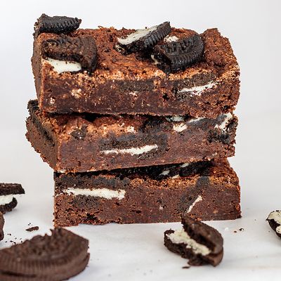 Oreo Brownie Box - 6 Brownies Per Post - Brievenbus Pakket - Box Brownies - Pure fair trade Belgische chocolade - Gemalen Oreo koekjes - Cadeau