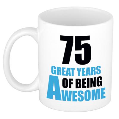Verjaardag 75 jaar Koffiemok Cadeau - Great years of being awesome - wit/blauw