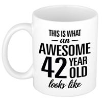 This is what an awesome 42 year old looks like - cadeau koffiemok - 300 ml - verjaardag 42 jaar