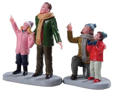 People admiring fireworks set of 2 - Lemax