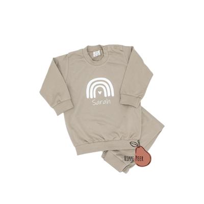 Pyjama met naam en regenboog