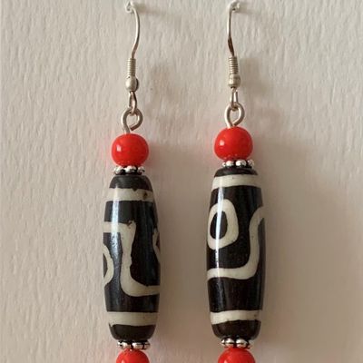 Oorhangers met Dzi-Kraal van Yakbeen (6 x 1 cm)