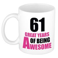 Verjaardag 61 jaar Koffiemok Cadeau - Great years of being awesome - wit/roze - voor dames
