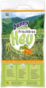 Bunny Nature vers gras hooi met wortel