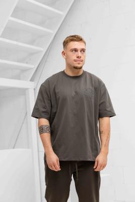 Cou7ure Essentials Classic Logo T-Shirt Heren Donkergrijs - Maat L - Kleur: Donkergrijs | Soccerfanshop Cou7ure Essentials Classic Logo T-Shirt Heren Donkergrijs - Maat L - Kleur: Donkergrijs | Soccerfanshop