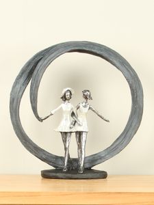 Beeldje uit kunsthars aluminium kleur, Beste vriendinnen, 33 cm