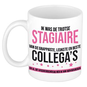 Trotse stagiaire collegas afscheidscadeau koffiemok / theebeker roze en zwarte blokletters 300 ml   -