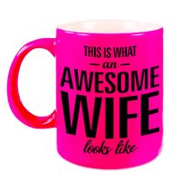 Awesome wife / echtgenote fluor roze cadeau mok / verjaardag beker 330 ml - feest mokken - thumbnail