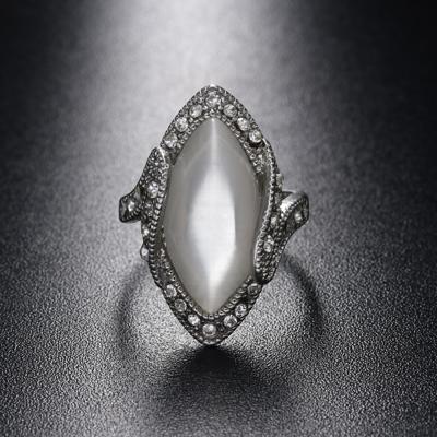 Vintage zilveren vergulde witte grote ovale opaal ring voor vrouwen Ringmaat: 8