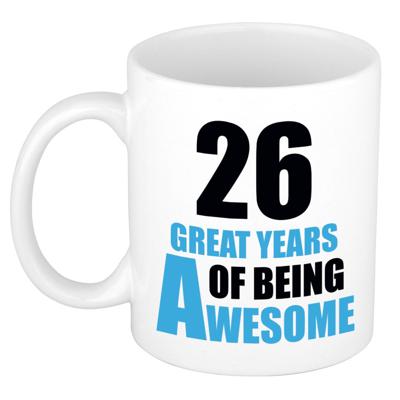 Verjaardag 26 jaar Koffiemok Cadeau - Great years of being awesome - wit/blauw