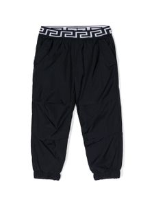 Versace Kids pantalon fuselé à bande Greca - Bleu