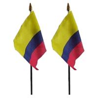 Colombia - 2x - mini vlaggetje van 10 x 15 cm op stokje - Landen vlag - H27 cm