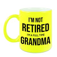 Im not retired im a full time grandma pensioen mok / beker neon geel afscheidscadeau 330 ml