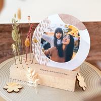 Forex kaart hexagon in houten houder met full color print en droogbloemen