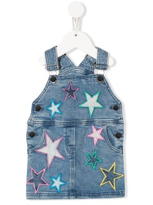 Stella McCartney Kids robe chasuble à patch brodé - Bleu