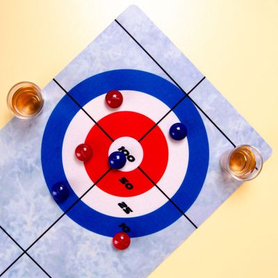 Sport drankspel met shotglaasjes - Curling